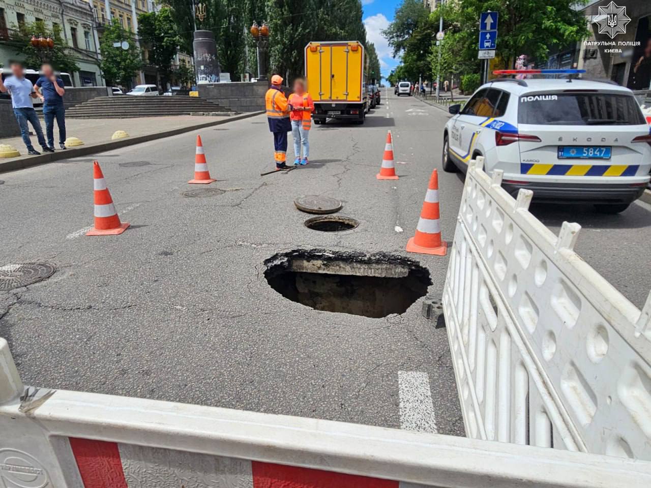У центрі Києва провалився асфальт відразу у двох місцях: поліція звернулася до водіїв